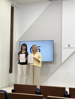 Portavoz del PP en el Consell de Mallorca, Nuria Riera, y la consellera del PP, María Garrido.