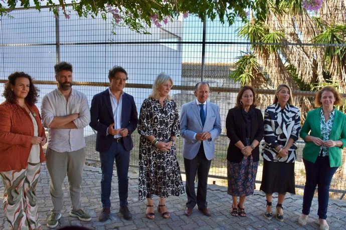 La delegada de la Junta de Andalucía en Cádiz, Mercedes Colombo, el delegado territorial de Empleo, Empresa y Trabajo Autónomo en la provincia, Daniel Sánchez Román, el alcalde de Chiclana de la Frontera, José María Román, en la parcela del nuevo SAE