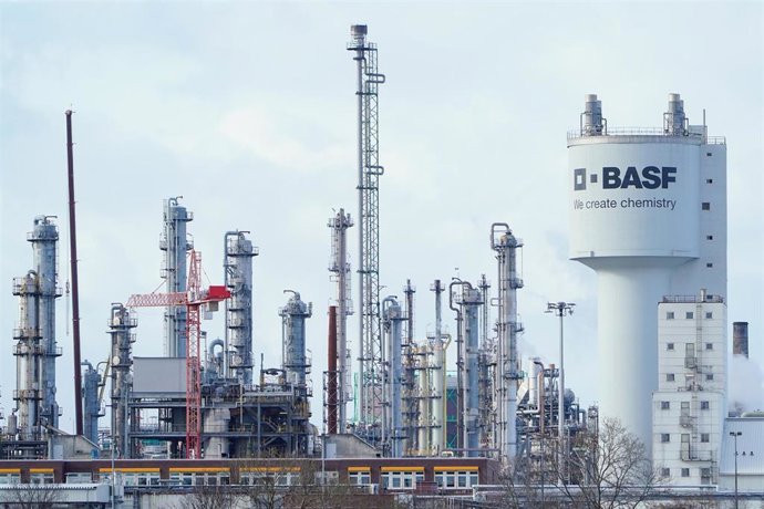 Archivo - FILED - 20 February 2024, Rheinland-Pfalz, Ludwigshafen: The lettering "BASF" is displayed on an industrial plant on the site of the chemical company BASF. Photo: Uwe Anspach/dpa