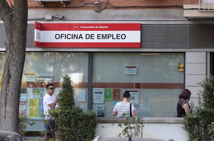 Archivo - Varias personas hacen cola en una oficina del SEPE, a 4 de agosto de 2025, en Madrid (España). 