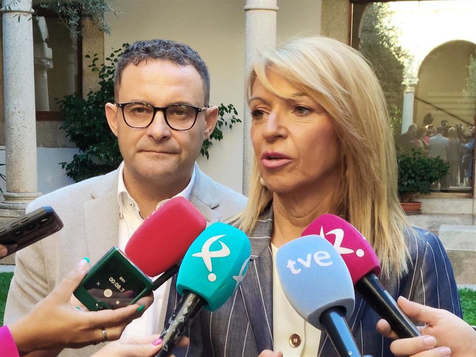 La portavoz del Grupo Parlamentario Socialista, Piedad Álvarez, y el portavoz de Hacienda, Jorge Amado, tras la reunión para la negociación de los presupuestos.