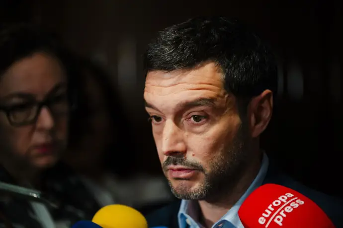 Pablo Bustinduy atendiendo a los medios