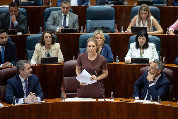 Archivo - La consejera de Familia, Juventud y Asuntos Sociales, Ana Dávila, interviene durante una sesión plenaria en la Asamblea de Madrid, a 12 de junio de 2025, en Madrid (España). 