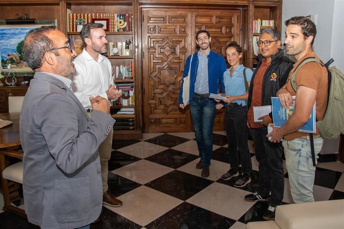 El presidente de la Diputación de Cáceres, Miguel Ángel Morales, se ha reunido con representantes de la ong Sinergos, con la que tiene en marcha diversos proyectos de acción social, de educación para el desarrollo o de cooperación internacional.