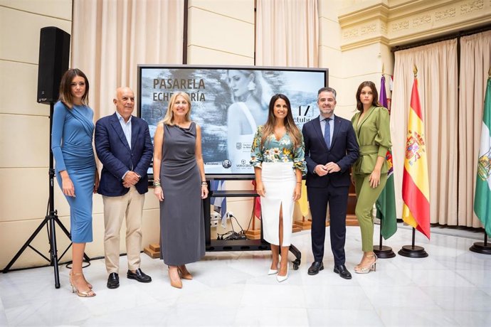 El concejal delegado del distrito Este, Carlos Conde, junto a la presidenta de la Asociación de Comercios de Echeverría del Palo, Patricia Vergara, ha presentado la V edición de este evento