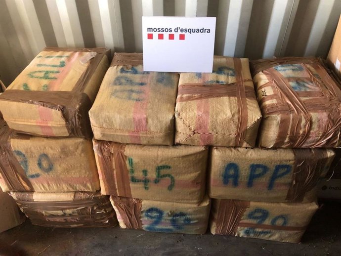 Fardos de hachís y cocaína intervenidos en el vehículo