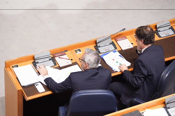 El presidente del Gobierno de Aragón, Jorge Azcón, y el consejero de Hacienda, Roberto Bermúdez de Castro, en la sesión plenaria de las Cortes de Aragón.
