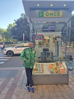 El Cupón Diario de la ONCE deja en 35.000 euros en Valladolid. En la foto, el vendedor que ha dado el premio.