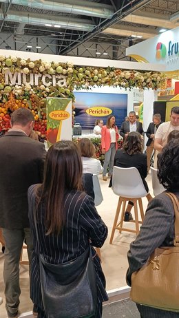 La consejera Sara Rubira durante una de las degustaciones de tomate en el estand de la Región de Murcia