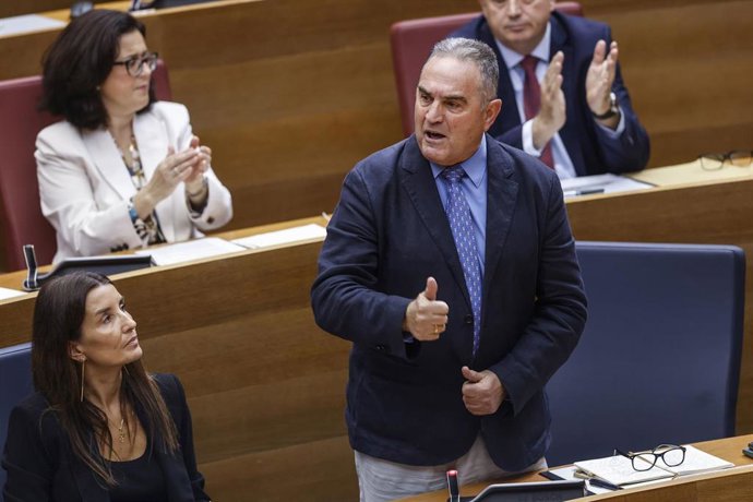 El vicepresidente Francisco José Gan Pampols en el pleno de Les Corts