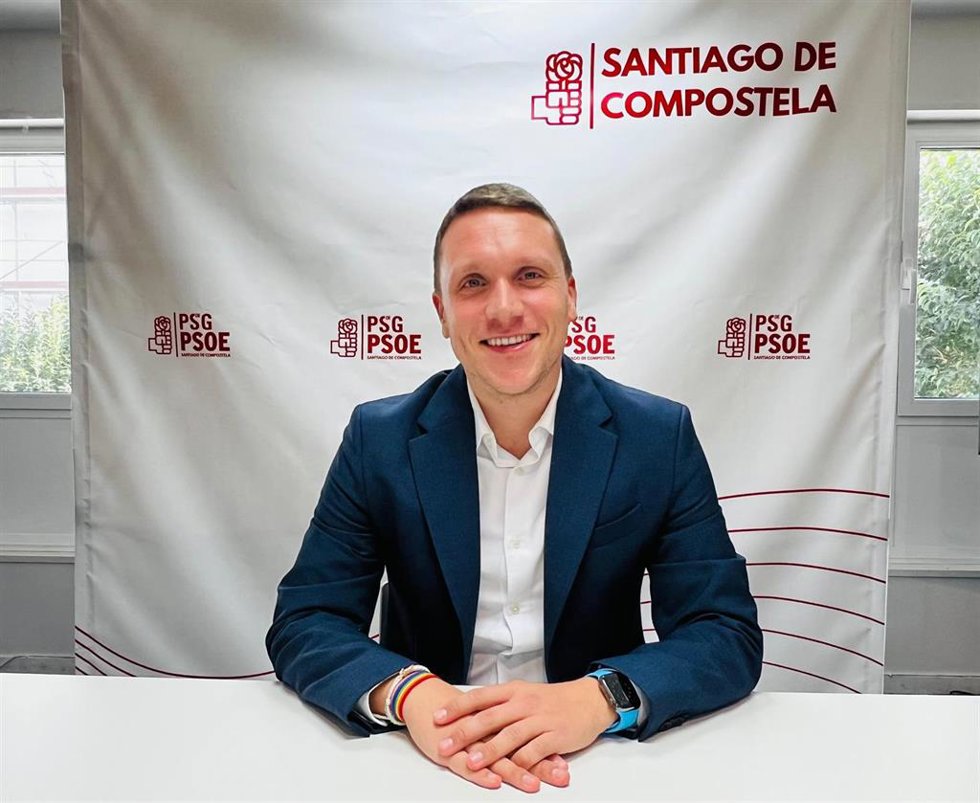El secretario xeral del PSOE de compostelano, Aitor Bouza, en rueda de prensa