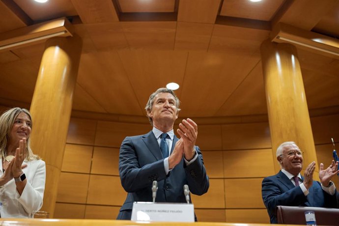 El presidente del Partido Popular, Alberto Núñez Feijóo (C), clausura las jornadas del Partido Popular ‘Iniciativa Legislativa del Senado en el Estado de Derecho, en el Senado, a 30 de septiembre de 2025, en Madrid (España).