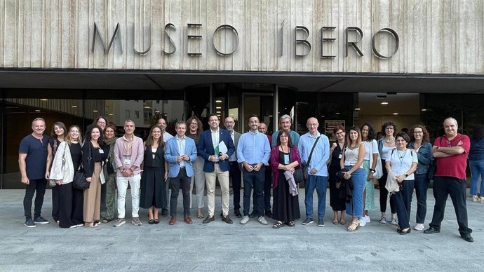 El alcalde de Jaén, Julio Millán (c), en el Encuentro de Buenas Prácticas Eracis junto a personal vinculado a este programa.