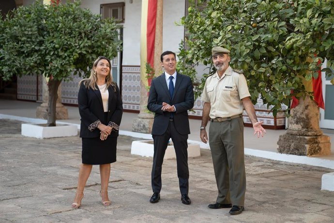 El presidente de la Diputación de Almería, Javier Aureliano García, junto al subdelegado de Defensa en Almería, José Manuel Lupiani, durante la visita institucional a la Subdelegación de Defensa.