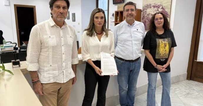 Parlamentarios del PSOE regitrando la PNL.