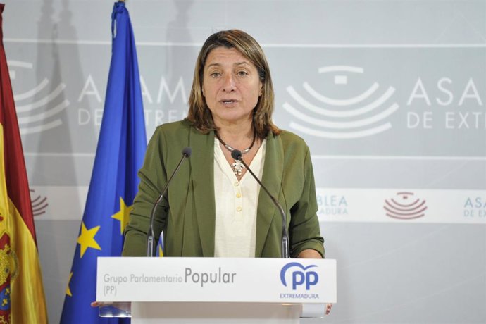La diputada del PP en la Asamblea de Extremadura Pilar Gómez de Tejada en rueda de prensa para valorar los datos de paro en septiembre