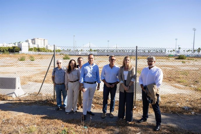 Manuel Gavira frente a los terrenos donde se construirá el nuevo hospital de Cádiz.