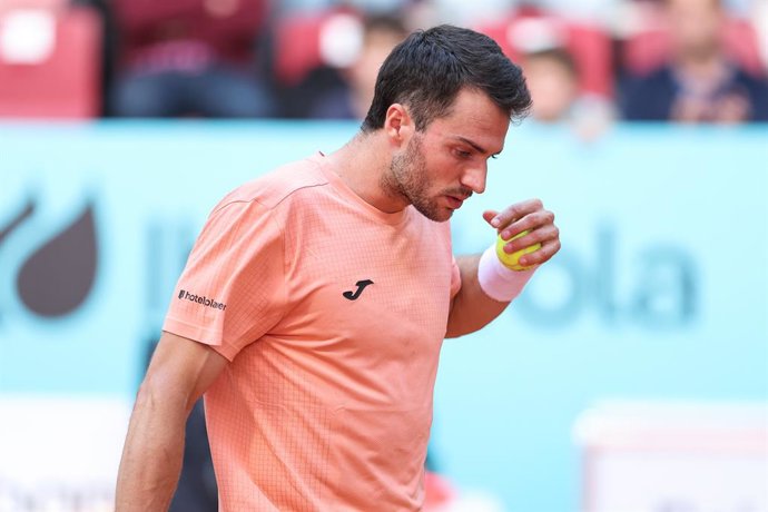 Archivo - Pedro Martinez of Spain gestures against Francisco Comesana of Argentina during the Mutua Madrid Open 2025, ATP Masters 1000 and WTA 1000, tennis tournament celebrated at Caja Magica on April 23, 2025 in Madrid, Spain.