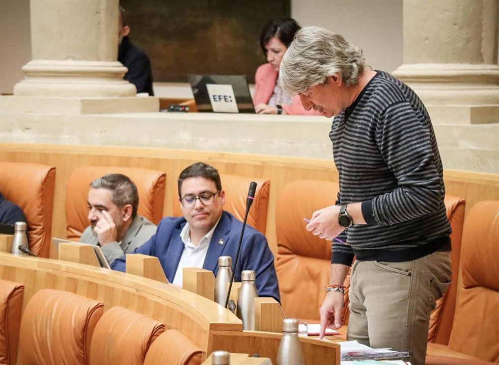 El diputado de IU Carlos Ollero contesta al portavoz de Vox, Álgel Alda, rechazando su enmienda