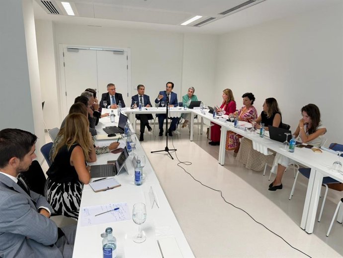 Nieto (al fondo) interviene, junto a Del Río, en la reunión en Córdoba con los jueces decanos.