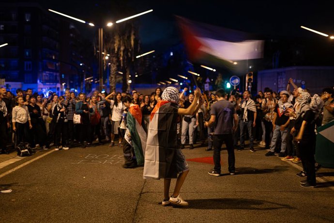Várias centenas de pessoas durante uma manifestação em frente ao Consulado de Israel em Barcelona, em 1º de outubro de 2025, em Barcelona, Catalunha, Espanha. O protesto foi convocado depois que a Global Sumud Flotilla foi interceptada pelo Consulado de I