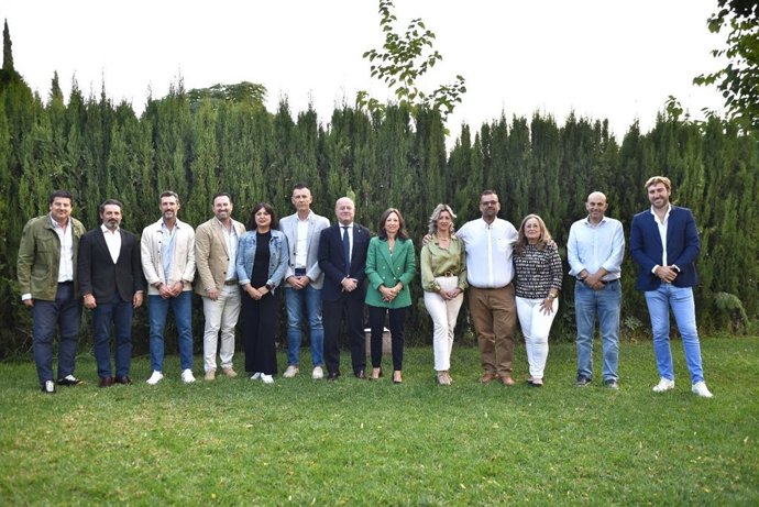 La presidenta del PP de Málaga, Patricia Navarro, y el secretario general, José Ramón Carmona, junto a alcaldes y ediles 'populares' de la comarca de Antequera.
