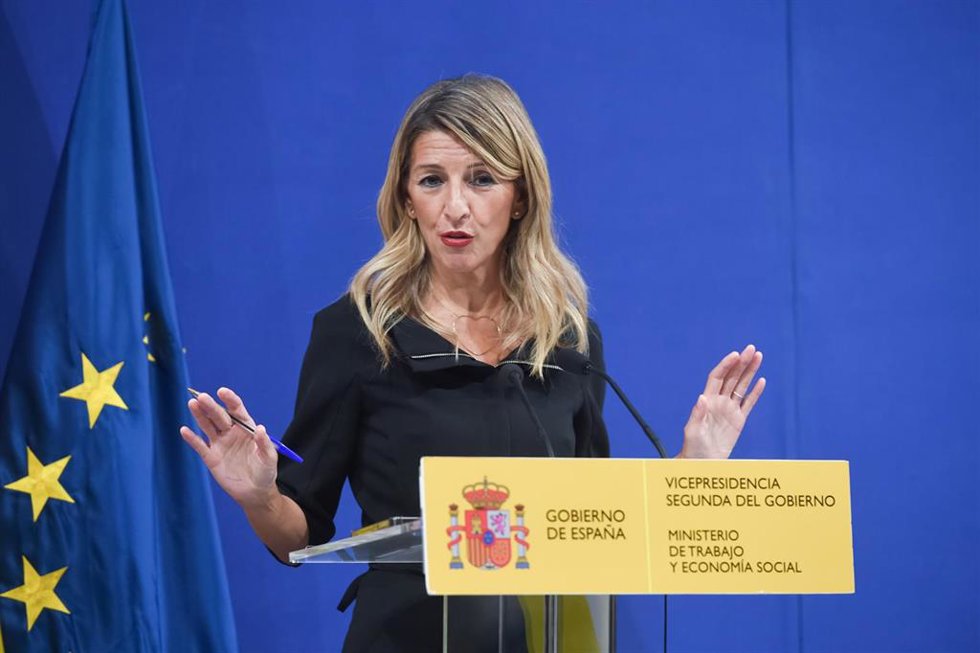 La vicepresidenta segunda y ministra de Trabajo, Yolanda Díaz, durante una comparecencia tras un encuentro con la comisión de expertos del Salario Mínimo Interprofesional (SMI), en la sede del Ministerio, a 1 de octubre de 2025, en Madrid (España). 
