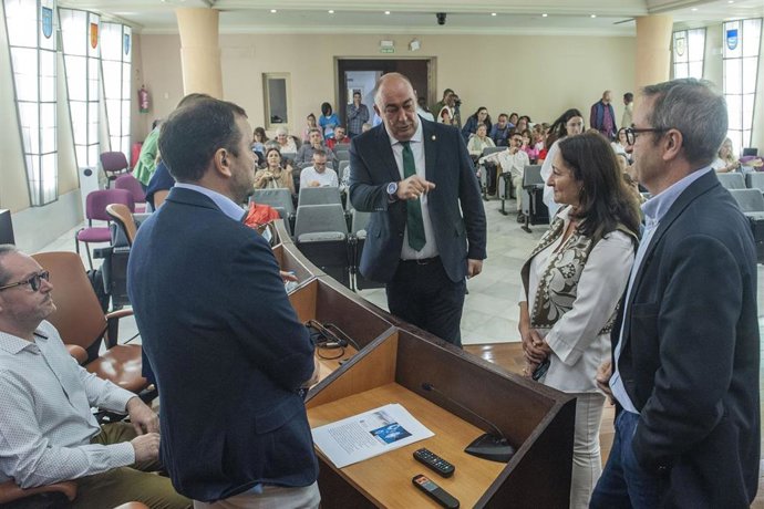 El presidente de la Diputación, Miguel Ángel de Vicente (centro), con los diputados Pilar Martín y Jaime Pérez (dcha), saluda a lso técnicos del área de Informática.