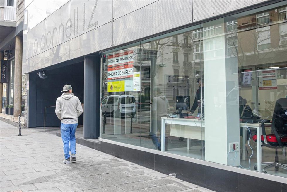 Archivo - Un hombre pasea frente a una Oficina de Empleo de Madrid