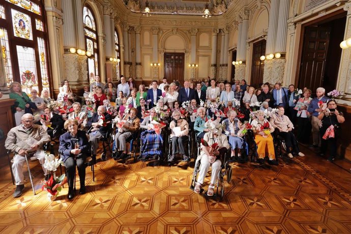 Acto de homenaje a 27 vecinos centenarios de Valladolid.
