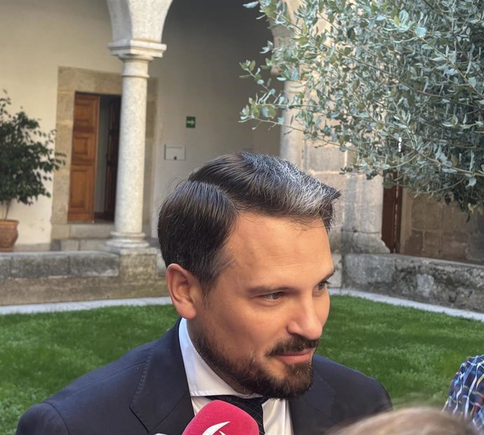 El consejero de Presidencia, Interior y Diálogo Social de la Junta de Extremadura, Abel Bautista, atiende a los medios