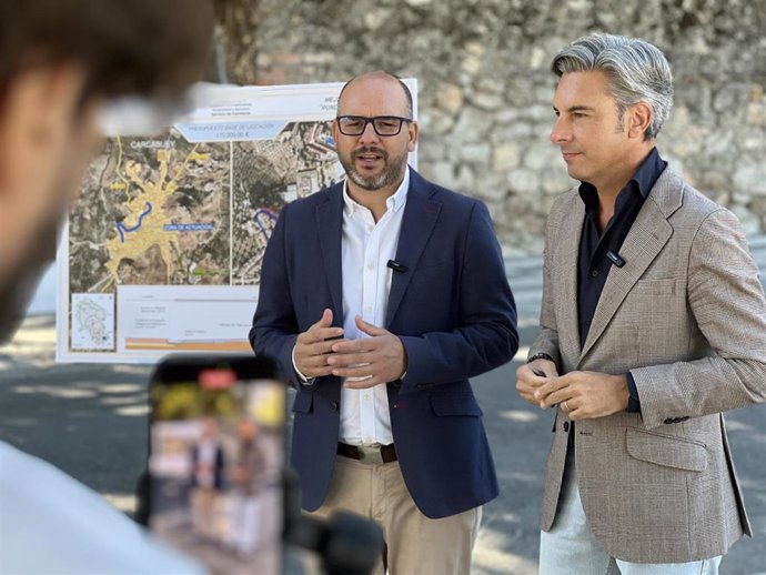 El delegado de Infraestructuras, Sostenibilidad y Agricultura, Andrés Lorite (dcha.), junto al alcalde de Carcabuey.