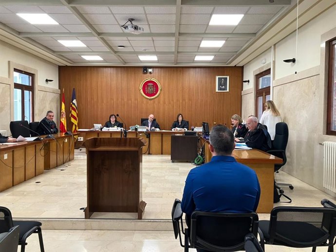 El policía local de Palma acusado, de espaldas, este jueves en la Audiencia Provincial de Palma.
