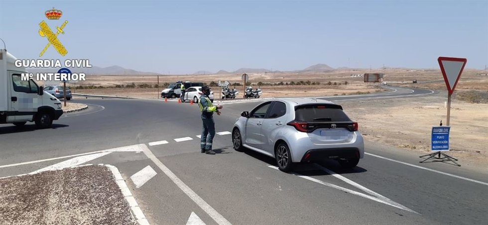Archivo - Un agente de la Guardia Civil da el alto a un conductor
