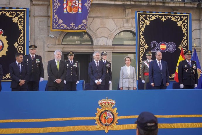 El ministro del Interior, Fernando Grande-Marlaska (4i), preside el acto central del Día de la Policía, a 2 de octubre de 2025, en Vigo, Pontevedra, Galicia (España). 