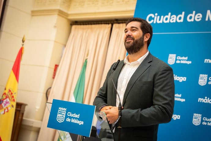 El concejal delegado de Deporte, Borja Vivas, junto a representantes de las federaciones, clubes y entidades deportivas, ha presentado el programa.