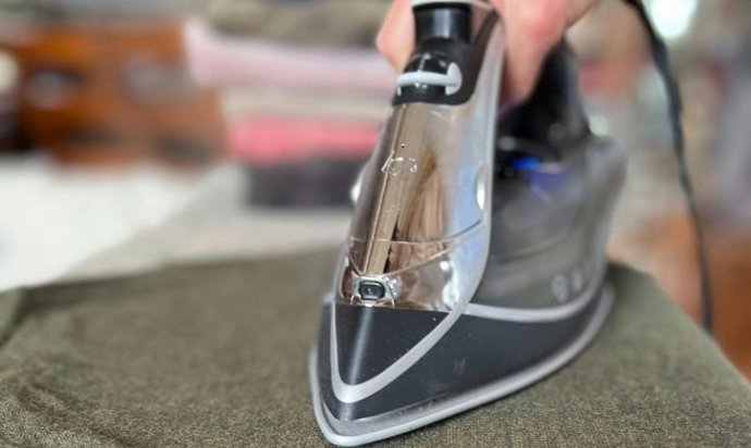 Cómo limpiar una plancha quemada para que quede como nueva: paso a paso para eliminar manchas negras