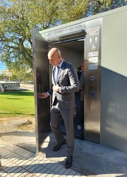 El alcalde de León, José Antonio Diez, visita uno de los nuevos aseos públicos de la capital leonesa, ubicado en el Paseo Condesa Sagasta.
