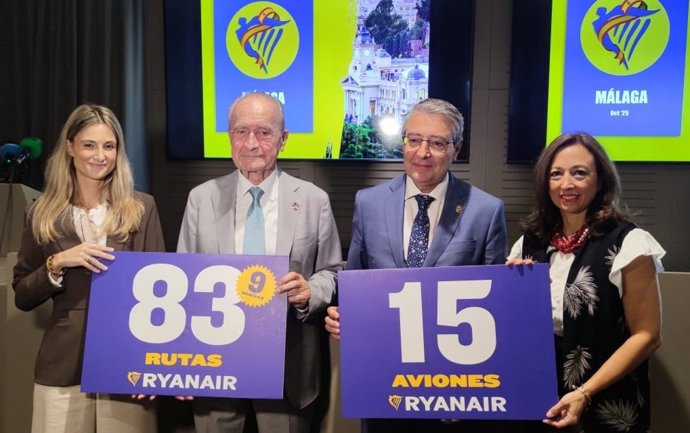 La delegada de la Junta, Patricia Navarro; el presidente de Turismo Costa del Sol, Francisco Salado, y el alcalde de Málaga, Francisco de la Torre, han asistido a la presentación, que ha corrido a cargo de Alejandra Ruiz, portavoz de Ryanair.