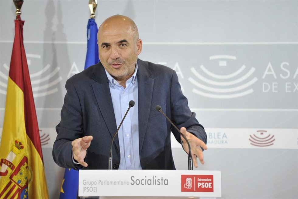 El portavoz de Empleo del PSOE en la Asamblea de Extremadura, Juan Ramón Ferreira, en rueda de prensa para valorar los datos de paro en septiembre