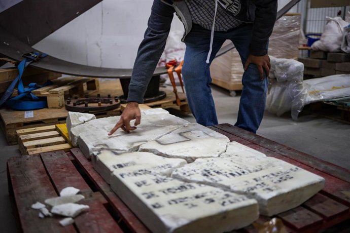 La portavoz del PSOE en el Ayuntamiento de Madrid visita el almacén donde se encuentra la placa de Largo Caballero