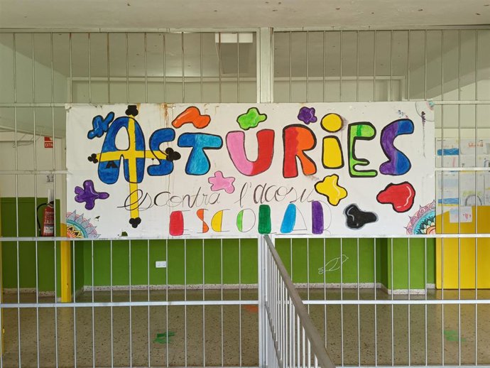 Pancarta contra el acoso escolar en un colegio asturiano.