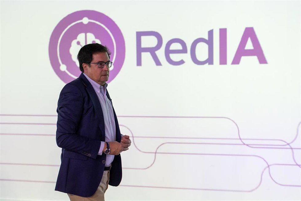 Archivo - El ministro para la Transformación Digital y de la Función Pública, Óscar López, inaugura el acto de presentación de las iniciativas RedIA y RedIA salud, en el Espacio Ventas, a 17 de julio de 2025, en Madrid (España). Estas iniciativas están 