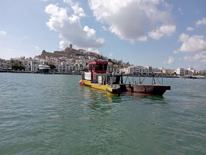 Barcas en el puerto de Ibiza limpiando el litoral tras las lluvias