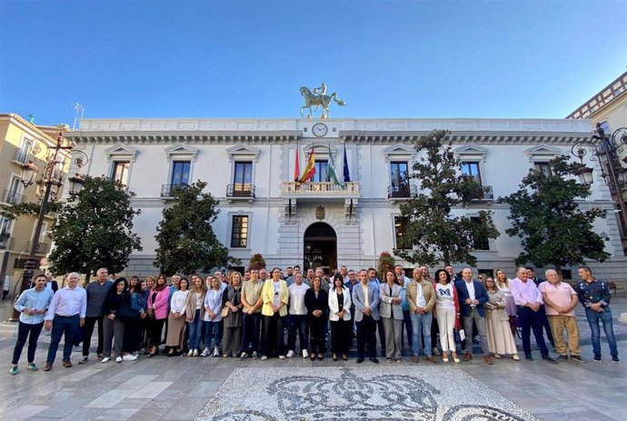 Alcaldes socialistas se concentran frente al Ayuntamiento de Granada contra la Zona de Bajas Emisiones de Granada.