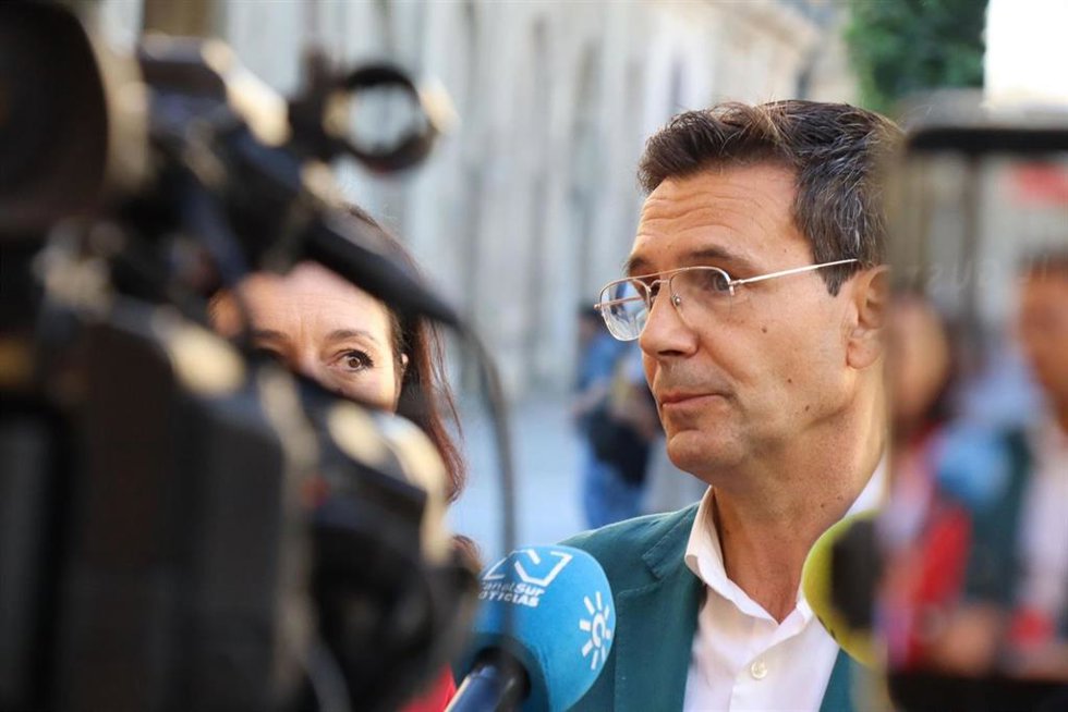 Paco Cuenca atiende a los periodistas junto a Rafi Crespín.