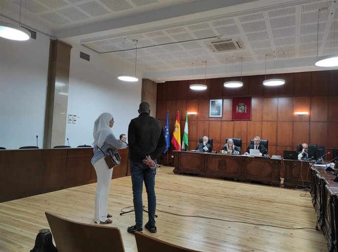 El acusado declarando ante el tribunal  asistido por una intérprete