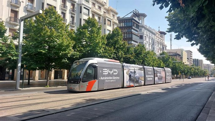 Archivo - Tranvía circulando por el paseo Independencia de Zaragoza.