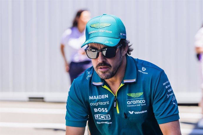 Archivo - FILED - 29 June 2025, Austria, Spielberg: Spanish F1 driver Fernando Alonso of Aston Martin Aramco Formula One Team rides through the paddock on a scooter ahead of the Austrian Formula One Grand Prix. Photo: Philipp von Ditfurth/dpa
