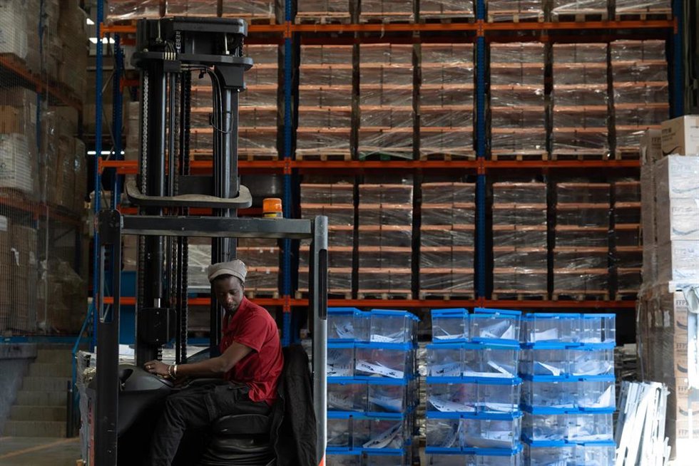 Archivo - Un trabajador transportando productos en un almacén, en una imagen de archivo.